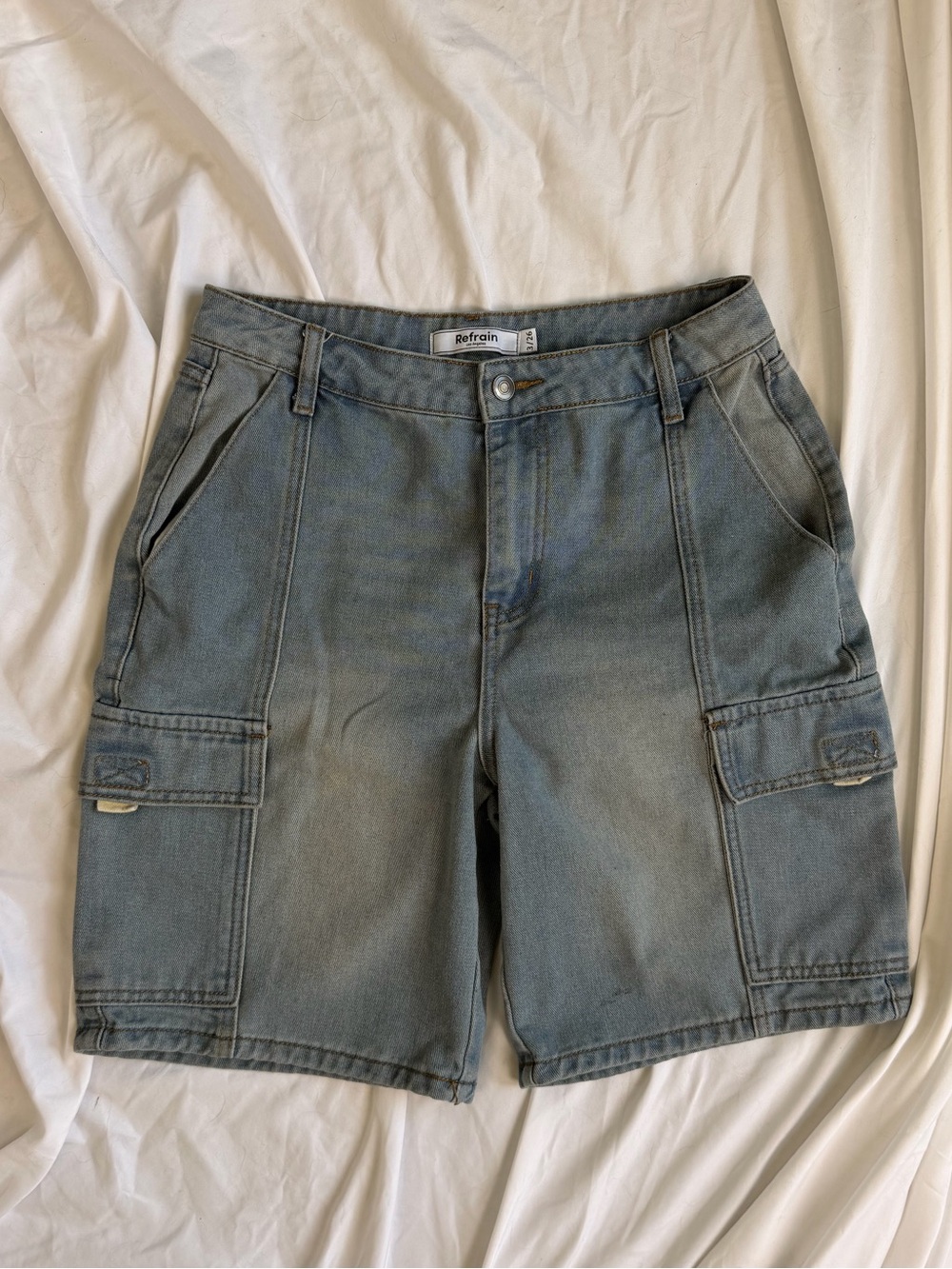 Refrain Women's Light Wash Denim Cargo Shorts - Light Blue
